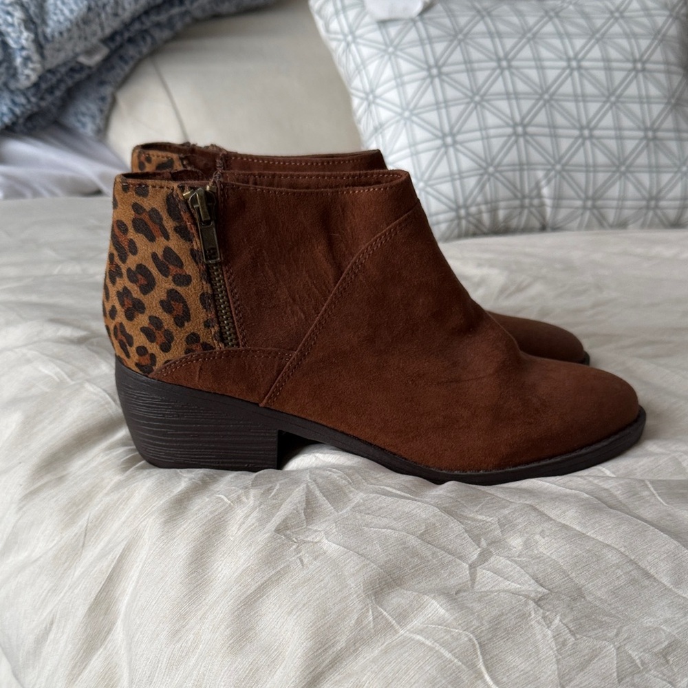 Stylish Brown Ankle Boots with Leopard Detail